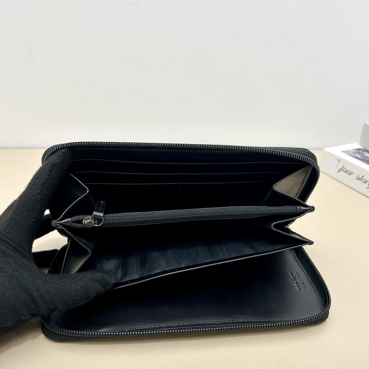 Pre-Owned Salvatore Ferragamo Gancini Embossed Zip-Around Long Wallet