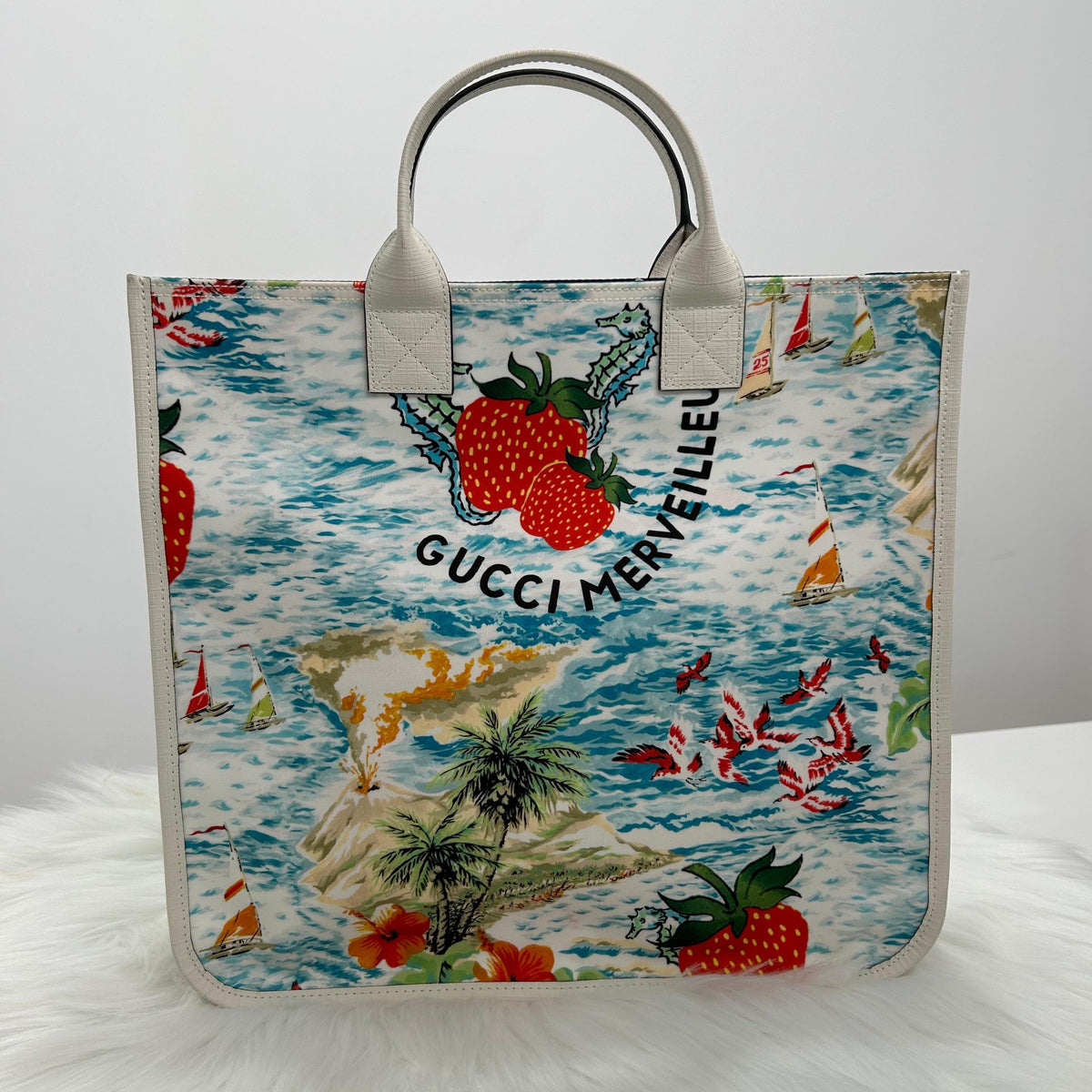 Pre-Owned Gucci Strawberry Print Tote Bag Canvas Beach Shopper
