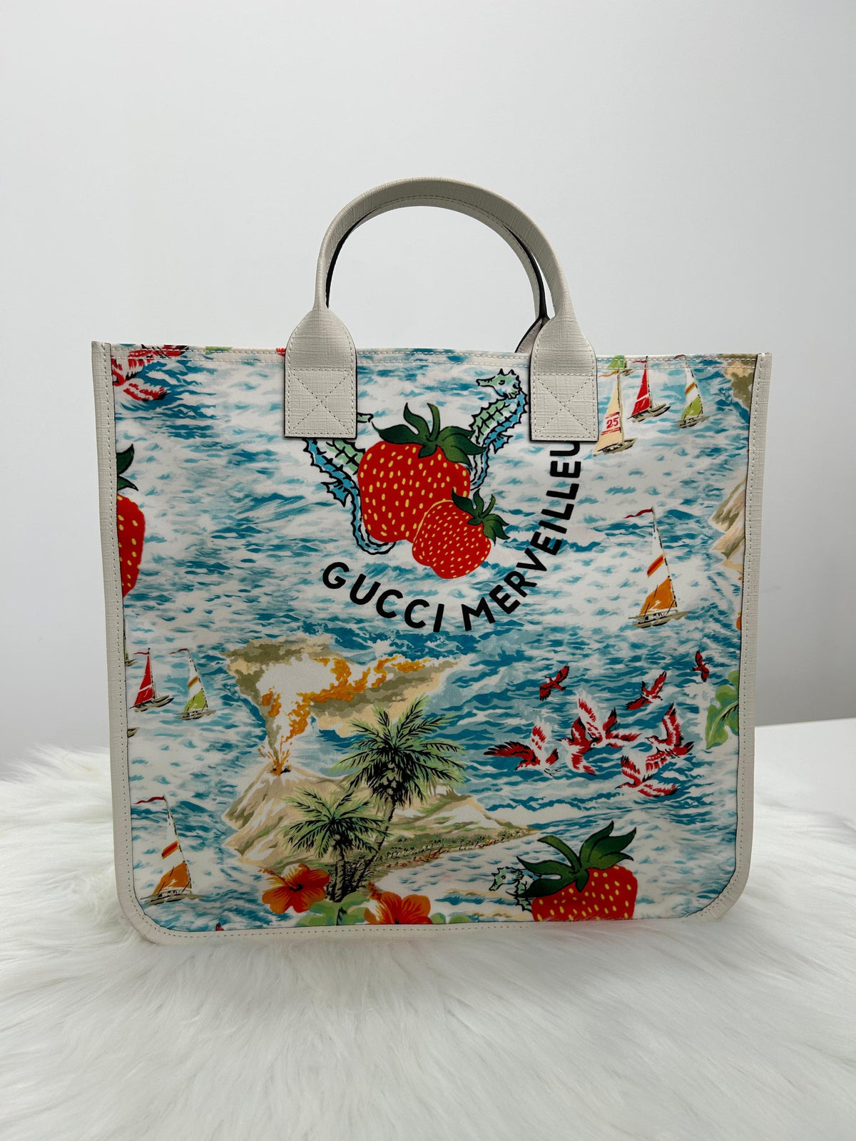 Pre-Owned Gucci Strawberry Print Tote Bag Canvas Beach Shopper