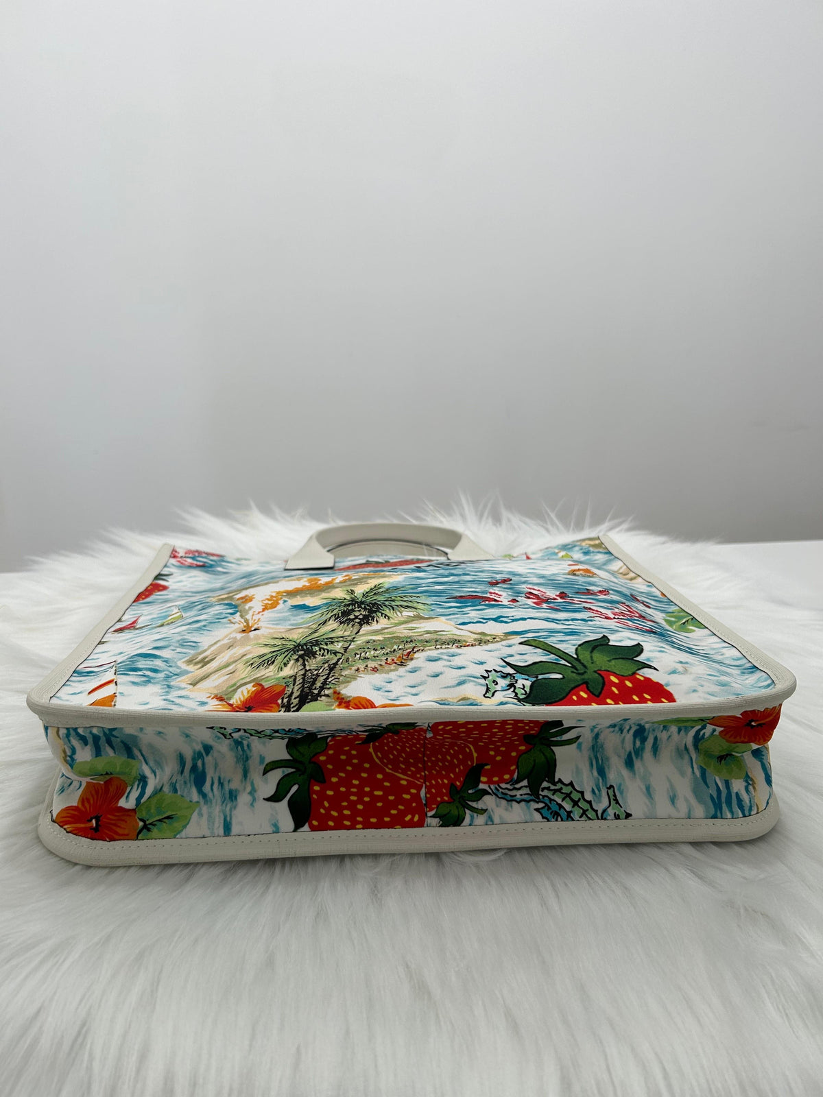 Pre-Owned Gucci Strawberry Print Tote Bag Canvas Beach Shopper