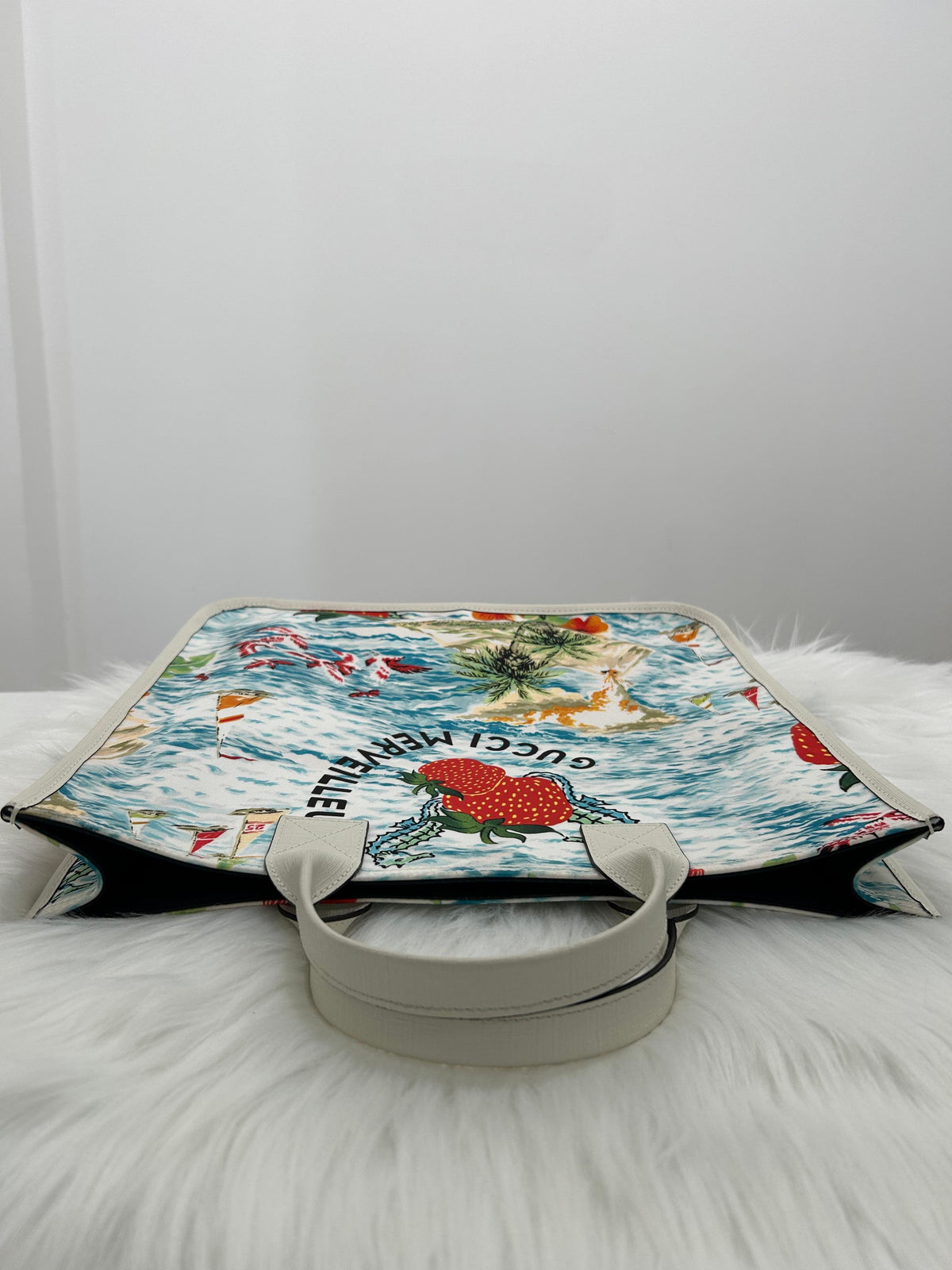 Pre-Owned Gucci Strawberry Print Tote Bag Canvas Beach Shopper