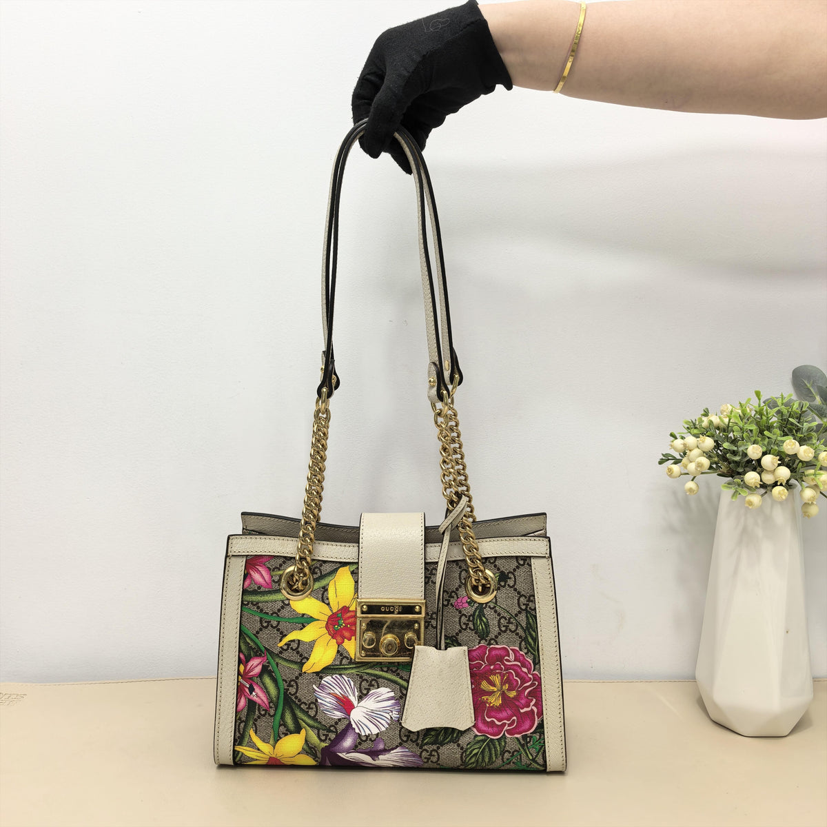 Pre-owned GUCCI Coated Canvas Shoulder Bags Padlock GG Supreme Flora Print Chain Shoulder Bag