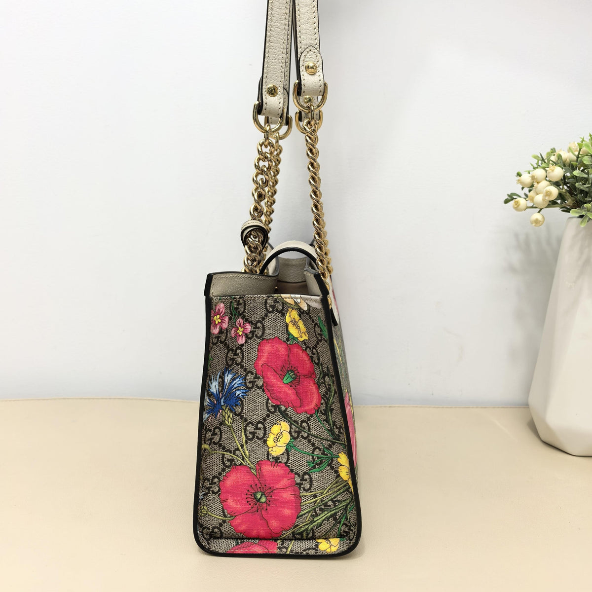 Pre-owned GUCCI Coated Canvas Shoulder Bags Padlock GG Supreme Flora Print Chain Shoulder Bag