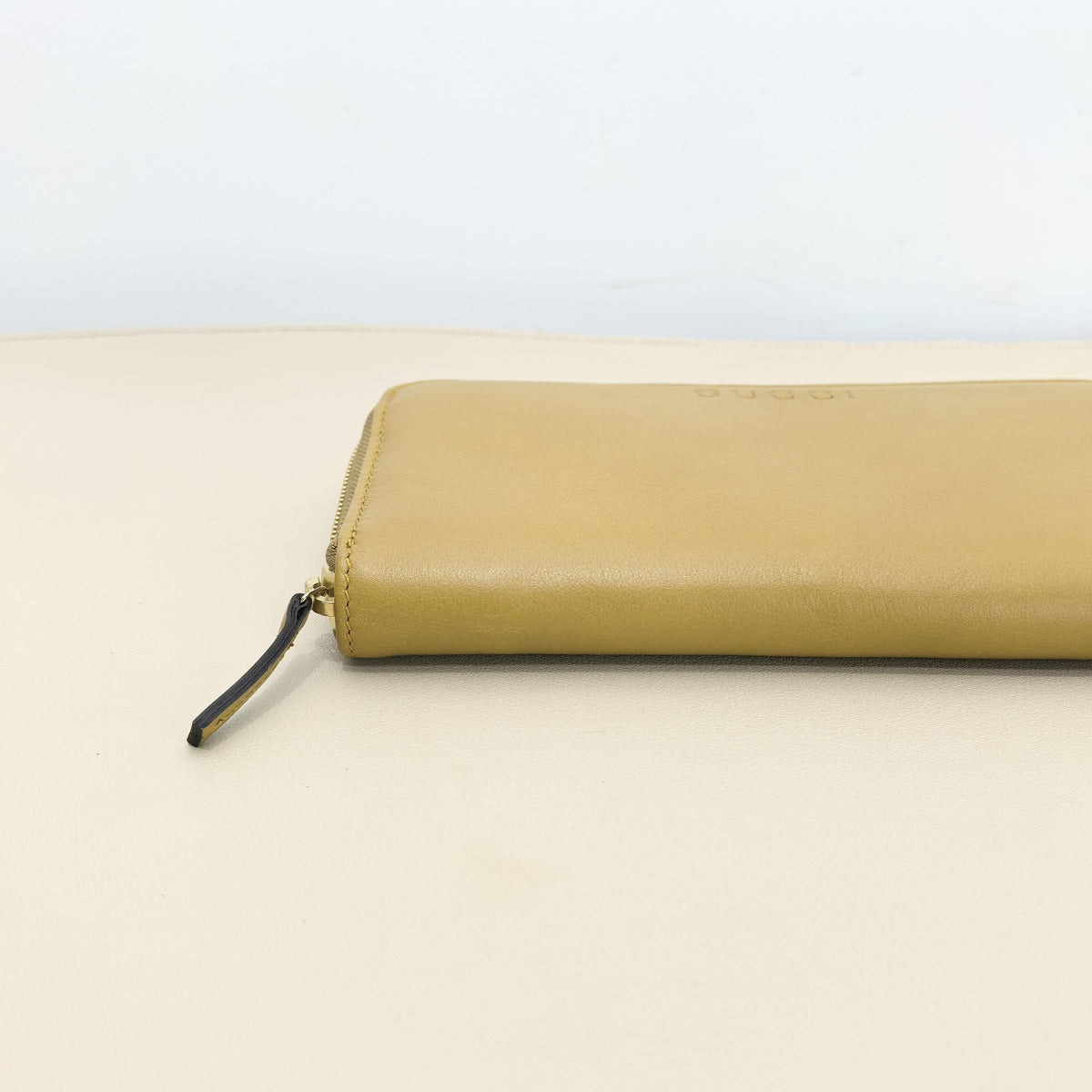 Pre-owned GUCCI Calfskin Small Leather Goods Embossed Logo Full Zip Around Long Leather Wallet