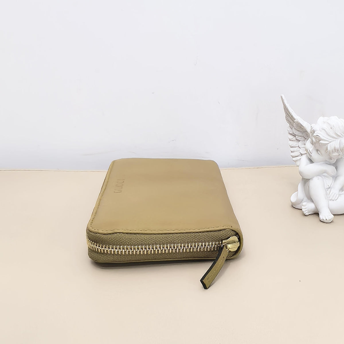 Pre-owned GUCCI Calfskin Small Leather Goods Embossed Logo Full Zip Around Long Leather Wallet
