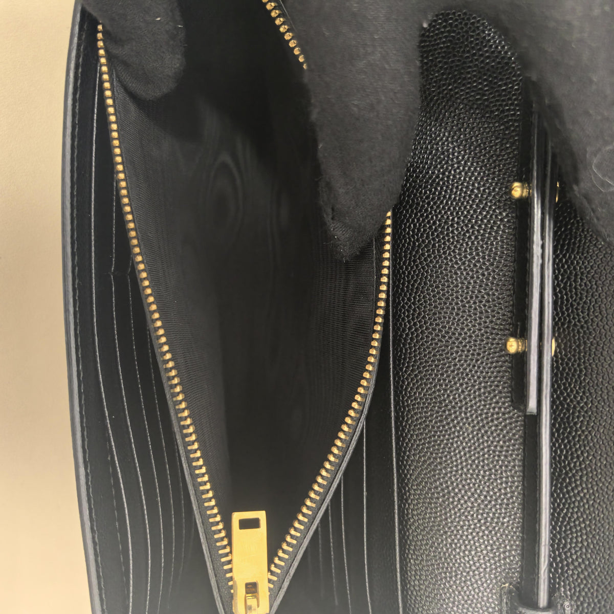 Pre-owned Yves Saint Laurent Calfskin Crossbody Bags Black Grain Leather Star Logo Chain Wallet Crossbody Bag