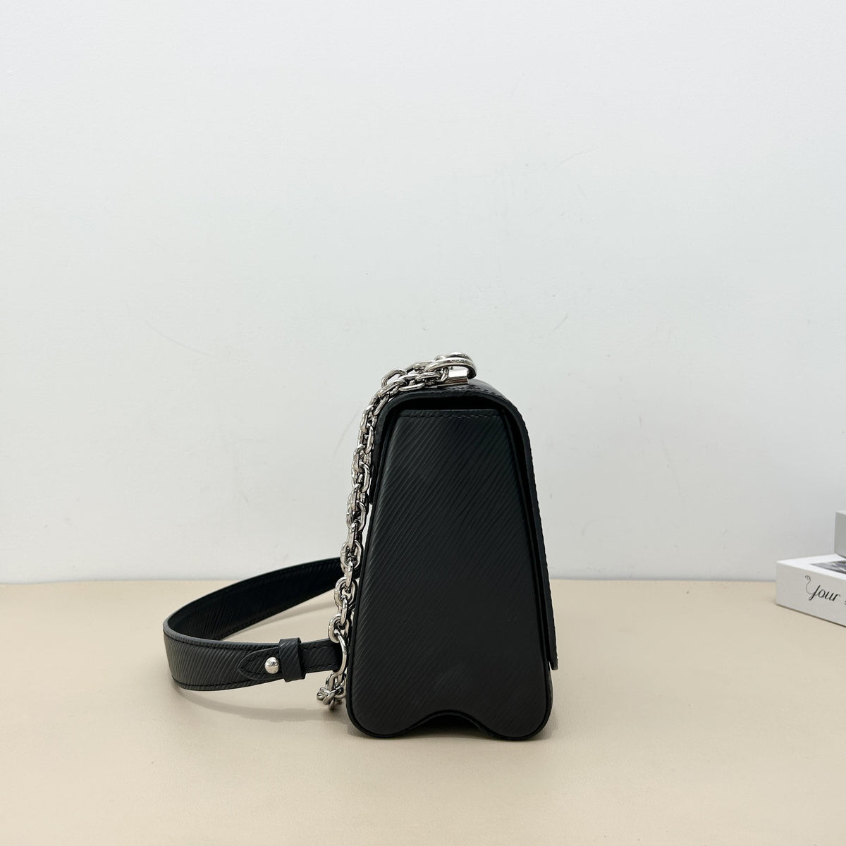 Black Epi Leather Twist MM Chain Shoulder Bag