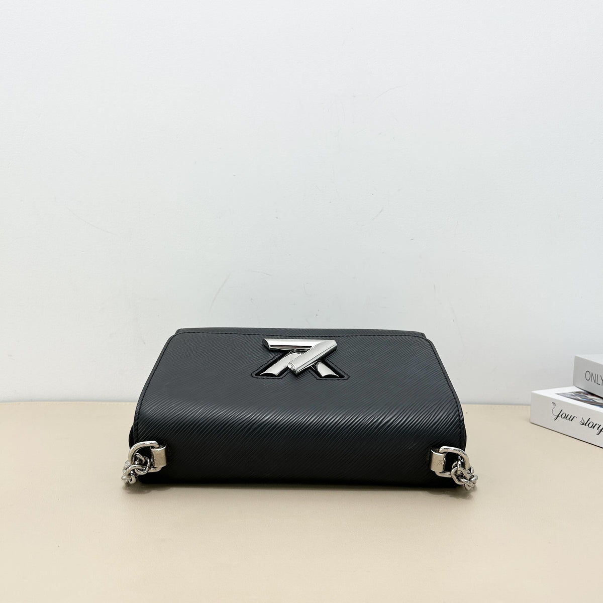 Black Epi Leather Twist MM Chain Shoulder Bag