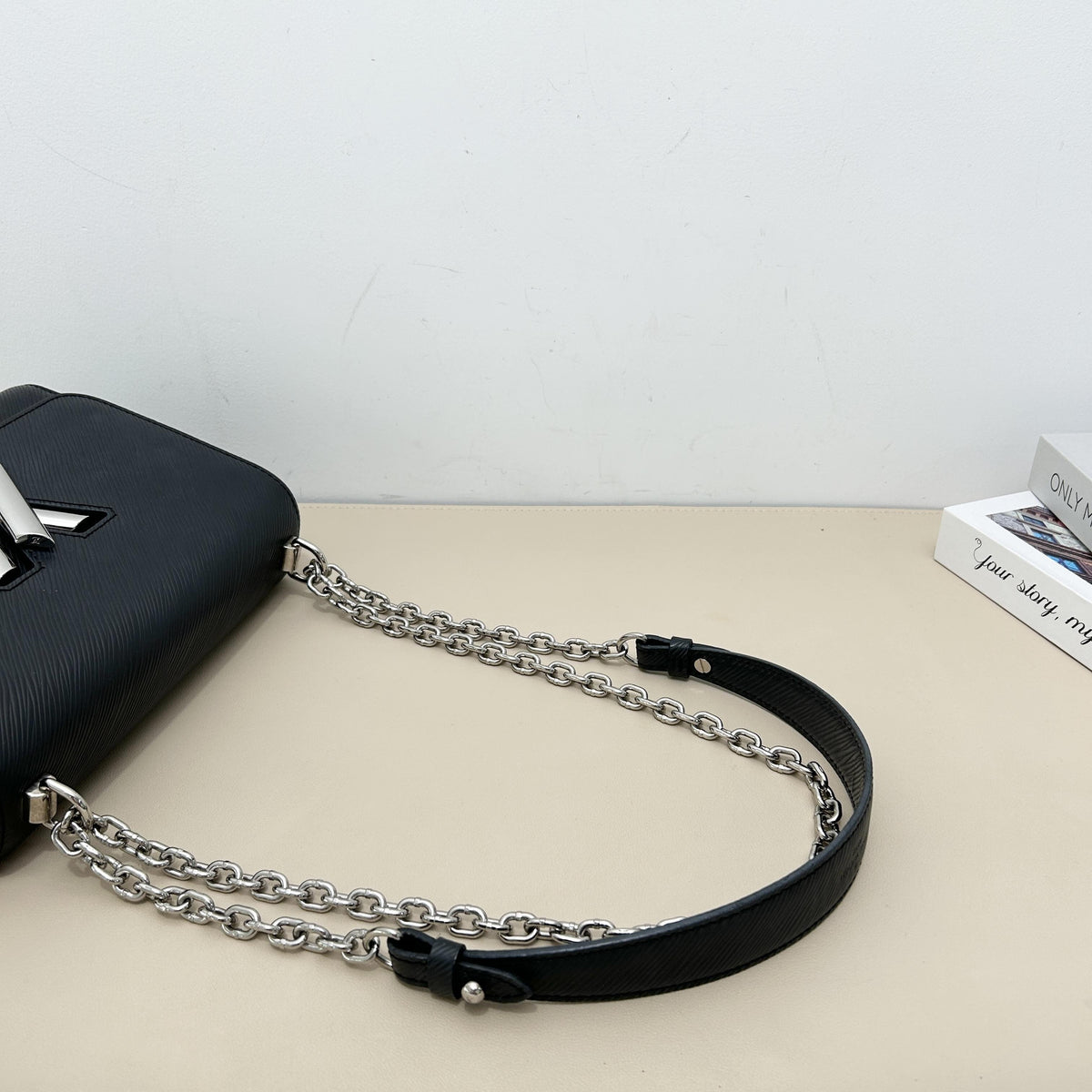 Black Epi Leather Twist MM Chain Shoulder Bag