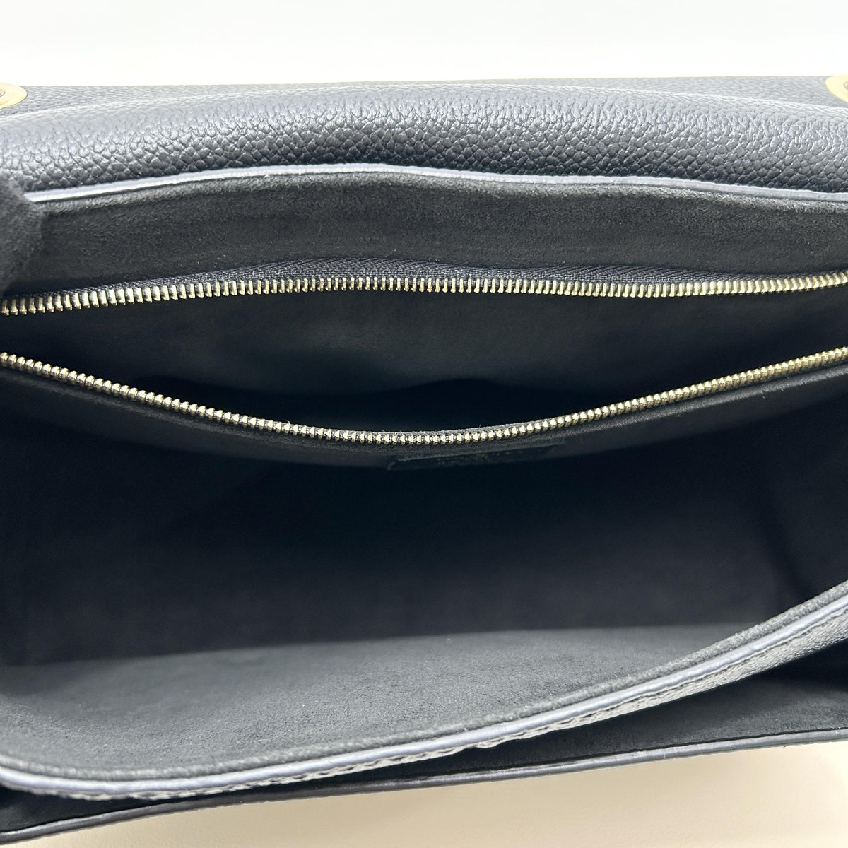 Pre-owned Louis Vuitton Calfskin Shoulder Bags Vavin Medium Black Monogram Empreinte Chain Shoulder Bag