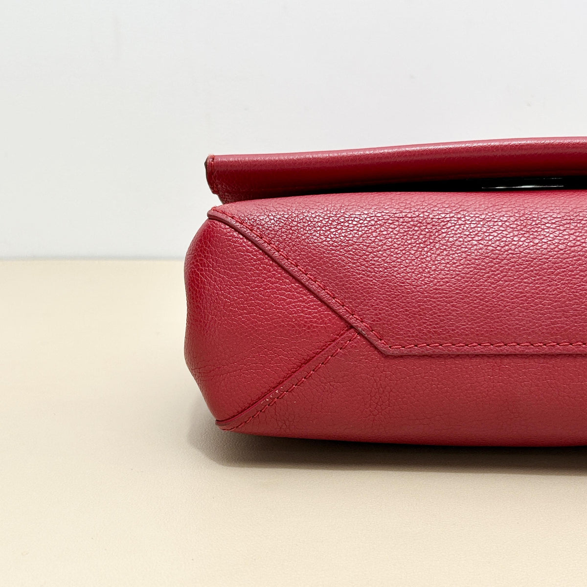 Lockme Red Grained Chain Crossbody Bag
